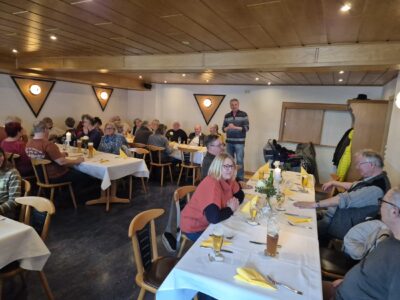 Begrüßung durch den 1. Vorsitzenden Rolf-Henning Koch im Röhnberg-Eck