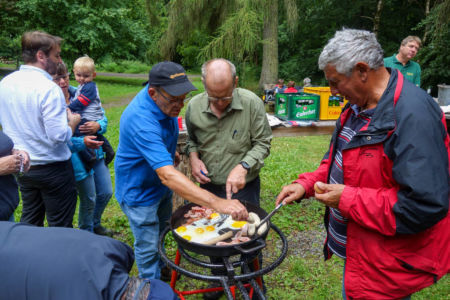 Das mitgebrachte Essen wurde in der großen Pfanne gebraten