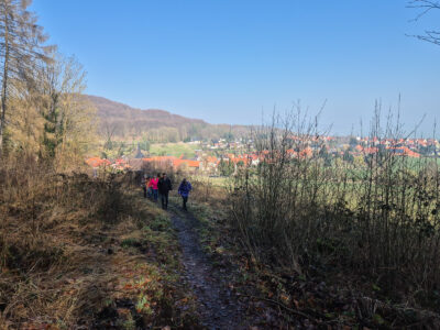 Der Weg führt mit schönen Ausblicken bergauf