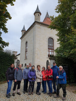 Die Ausflügler vor Schloss Derneburg