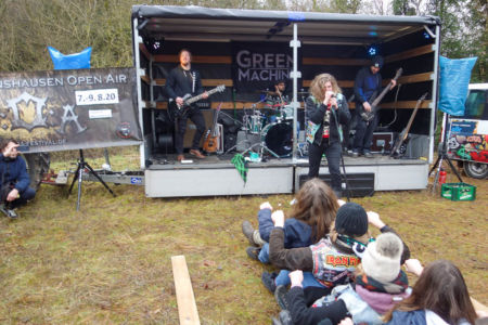 Die Band Green Machine sorgt für gute Stimmung bei den jüngeren Besuchern