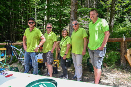 Die ehrenamtlichen Helfer erkennt man an den hellgrünen T-Shirts