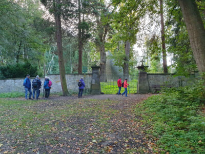 Die Grabstätten und das Mausoleum liegen mitten im Wald