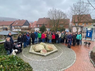 Die Teilnehmer vor dem Rathaus