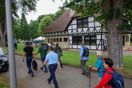 Die Wanderer am Touristik Zentrum in Grünenplan