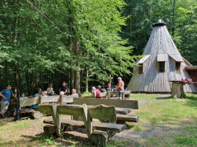 Die Wanderer an der Köhlerhütte