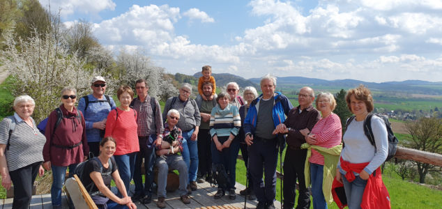 Die Wanderer auf einem Aussichtsbalkon