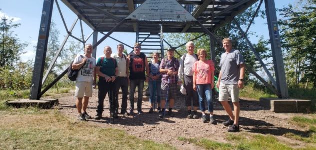 Die Wanderer vor dem Bodoturm