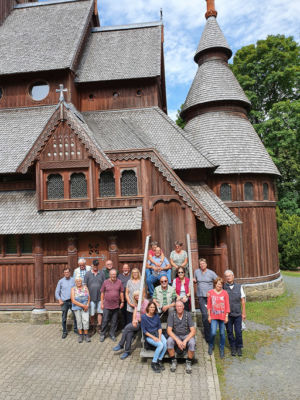 Die Wanderer vor der Stabkirche