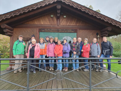 Die Wandergruppe vor der Blockhütte der St. Joseph Kirche