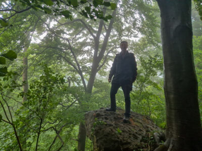 Ein Schritt bis zum Abgrund - Der Felsen schwebt über den Abgrundund