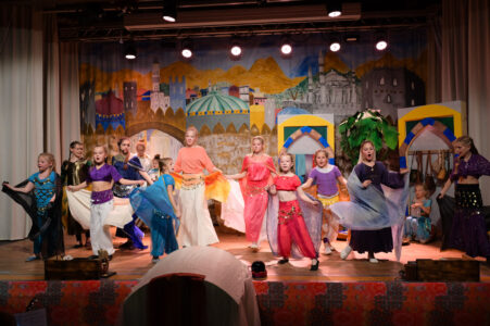 Farbenfrohe Choreografie zum Auftakt