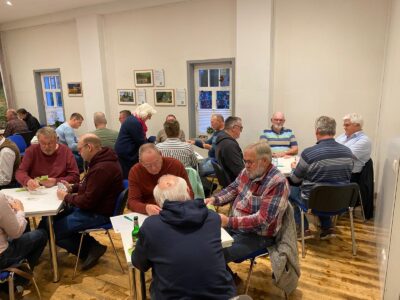 Gesellige Stimmung im Hilstreff