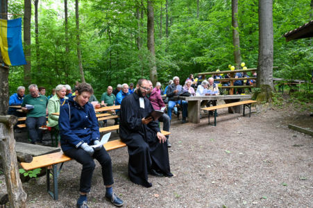 Gesungen wird das Lied Droben im Hils