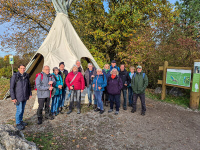Gruppenfoto am Eingang des WeltWaldes