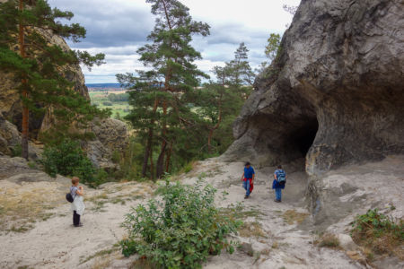 Höhle im Sandsteinfels