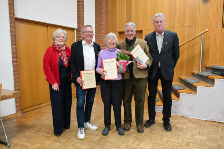 Helmut Bertram (50 Jahre), Marianne Bornemann (70 Jahre), Jürgen Sackmann (50 Jahre) zwischen Ingrid Grotjahn und Rolf-Henning Koch