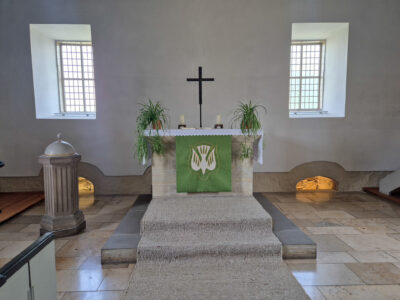 Innenraum der Kapelle mit beleuchteter Krypta