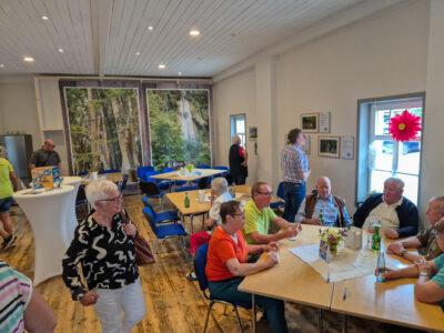 Interessiert werden die neuen Bilder begutachtet