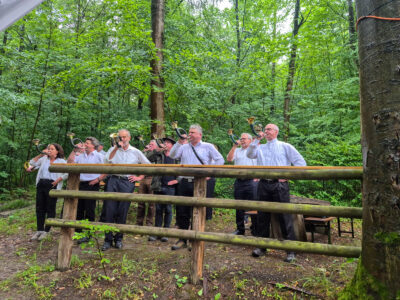 Jagdhornbläser eröffnen das Jubiläum