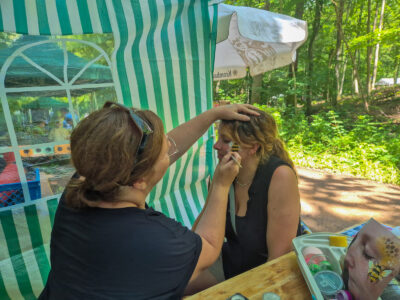 Kathrin lässt sich von Claudia schminken