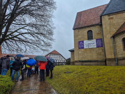 Kurze Pause an der St.-Laurentius-Kirche in Kaierde