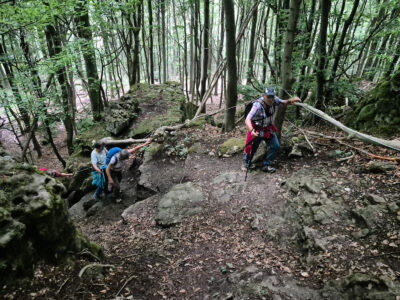 Mit Drahtseil gesichert durch die Felsen der Hexenküche