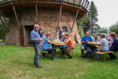 Nach der Besichtigung der Mühle gibt es Kaffee und Kuchen