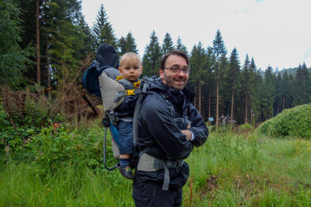 Noah genießt den Ausblick über Papas Schulter