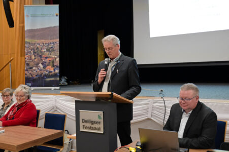 Rolf-Henning Koch eröffnet die Versammlung