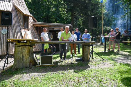 Rolf Henning Koch begrüßt die Gäste