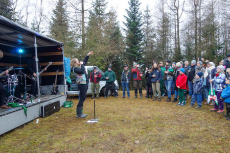 Sänger der Band Green Machine rockt seine Version der Hils-Hymne "Droben Im Hils"