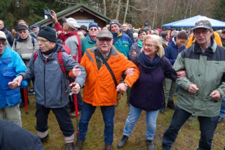 Schunkeln zu den Klängen vom Musikzug der Freiwilligen Feuerwehr Grünenplan