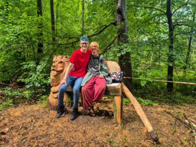 Sebastian und Lee testen die neue Löwenbank