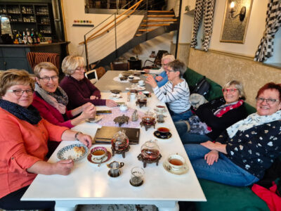 Tee und Kuchen in geselliger Runde