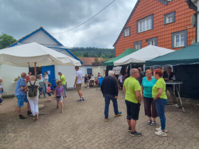 Viele Gespräche im Hof bei lockerer Stimmung