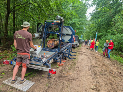 Vorführung am mobilen Sägewerk.