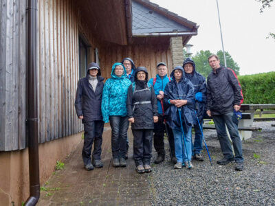 Wandergrüppe am Schützenhaus Bremke