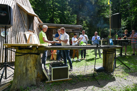 Willudda überreicht ein flaches Geschenk