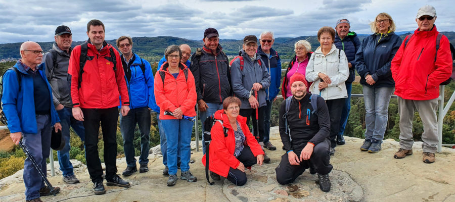 Die Wandergruppe auf der Aussichtsplattform der Burg Regenstein