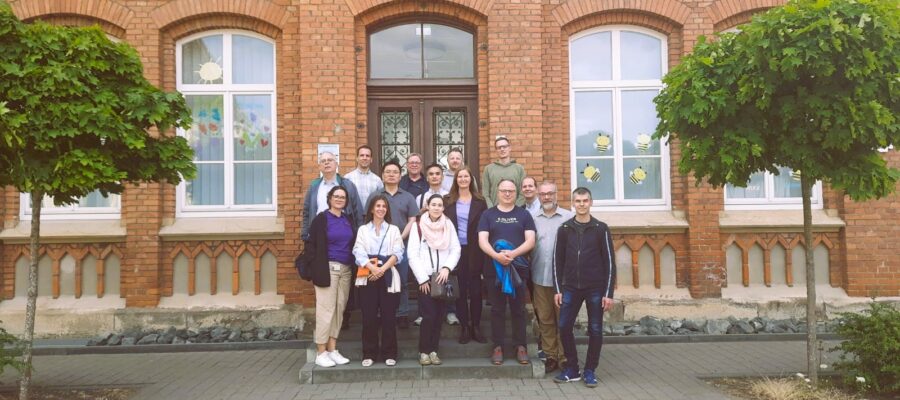 Internationales Team von Bosch vor dem Dorfmuseum Delligsen.